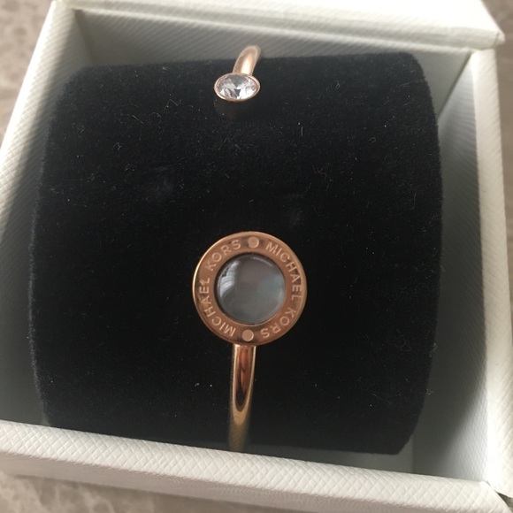 Michael Kors rose gold bangle with mother of pearl - Picture 3 of 4